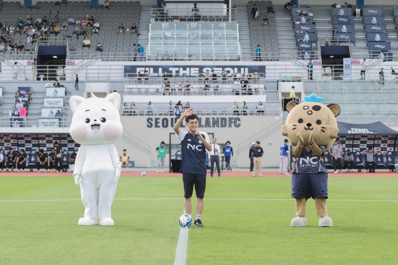 이기재 서울 양천구청장이 24일 목동종합운동장에서 열린 ‘하나원큐 K리그2 2023’ 이랜드FC 홈경기에서  양천구 마스코트 해우리(왼쪽)와 이랜드FC 마스코트 레울이와 함께 관중석에 인사하고 있다. 2023.9.24 양천구 제공