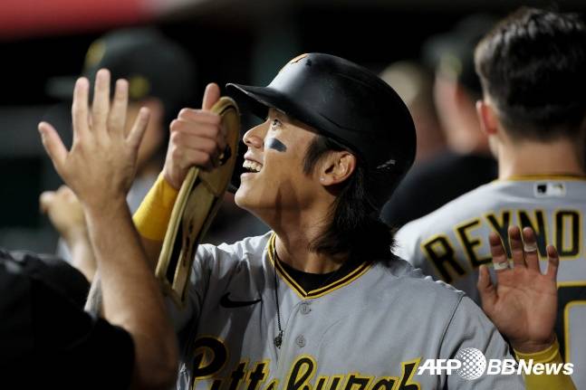 배지환이 24일(한국시간) 신시내티와 원정 경기에서 득점 후 기뻐하고 있다./AFPBBNews=뉴스1