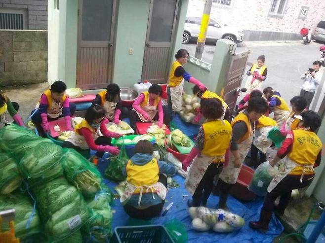 김장 봉사하는 이현자 씨와 봉사회원들 [이현자 씨 제공. 재판매 및 DB 금지]