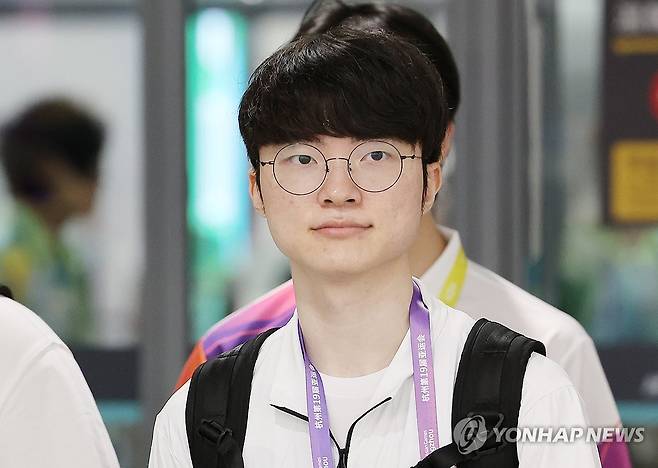 항저우 도착한 e스포츠 '페이커' 이상혁 (항저우=연합뉴스) 박동주 기자 = 항저우 아시안게임에 출전하는 대한민국 e스포츠 국가대표팀 '페이커' 이상혁이 22일 오후 중국 항저우 샤오산 국제공항을 통해 입국하고 있다. 2023.9.22 pdj6635@yna.co.kr
