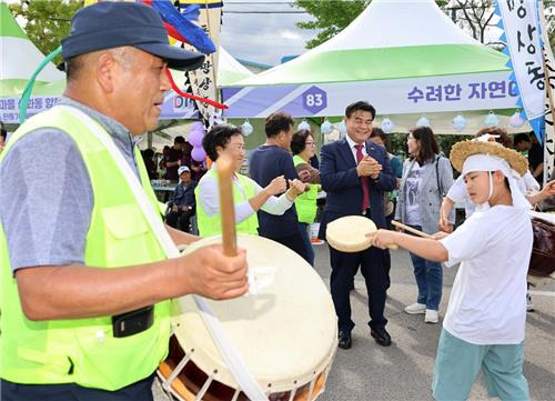 어른과 아이가 함께 즐기는 농악 [동해시 제공. 재판매 및 DB 금지]