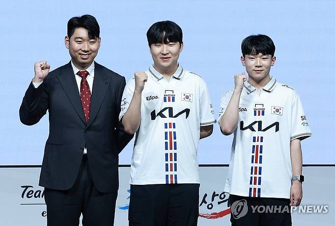 'e스포츠' 국가대표, FC 온라인 선수단 (서울=연합뉴스) 홍해인 기자 = 28일 서울시청 다목적홀에서 열린 2022 항저우 아시안게임(AG) e스포츠 국가대표팀 출정식에서 대표팀 'FC 온라인' 종목 선수단이 기념 촬영을 하고 있다. 
   왼쪽부터 신보식 감독, 곽준혁, 박기영. 2023.8.28 hihong@yna.co.kr