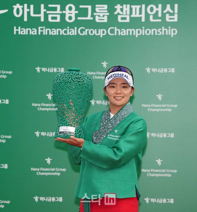 이다연이 하나금융그룹 챔피언십 우승트로피를 들어 올리며 기뻐하고 있다. (사진=이데일리 골프in 조원범 기자)