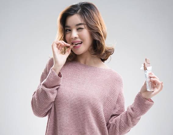 생리를 앞둔 여성은 쉬 배고픔을 느끼고 초콜릿 등 달달한 음식을 찾게 된다. 이는 생리적 현상이며 여성이 거짓으로 꾸며낸 게 아니다. [사진=게티이미지뱅크]