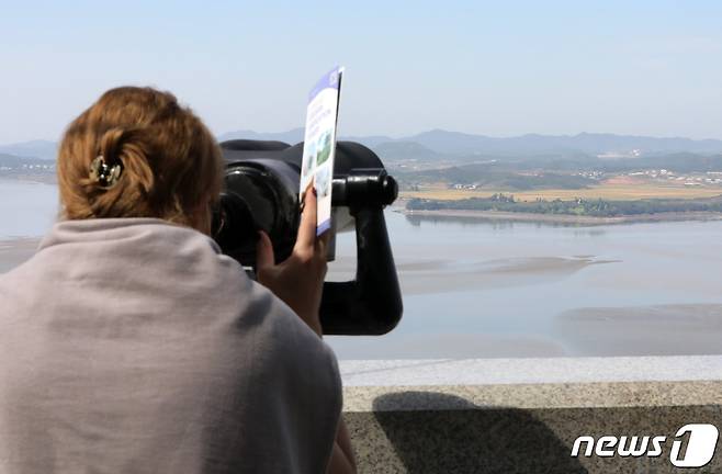 25일 경기도 파주 오두산통일전망대를 찾은 한 외국인이 망원경으로 북한을 바라보고 있다. 우리 군 합동참모본부는 25일 오전 6시53분쯤 북한 평안북도 태천 일대에서 동해상으로 단거리탄도미사일(SRBM) 1발이 발사된 것을 포착했다고 밝혔다. 2022.9.25/뉴스1 ⓒ News1 박세연 기자