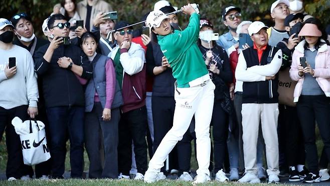 2021년 BMW 레이디스 챔피언십 고진영이 많은 갤러리 앞에서 샷하고 있다. 사진 | LPGA투어