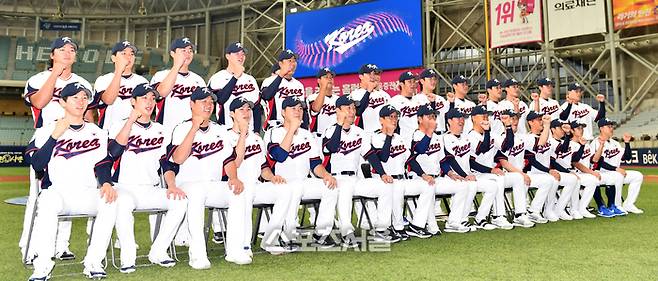 항저우아시안게임 야구대표팀 류중일 감독과 선수들이 단체사진을 찍으며 선전을 다짐하고 있다. 강영조기자 kanjo@sportsseoul.com