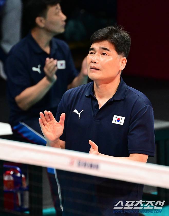 20일 오후 중국 항저우 린핑체육관에서 열린 남자배구 조별리그 1차전 대한민국-인도 전. 대표팀이 풀세트 접전 끝에 인도에 패했다. 선수들을 응원하는 임도헌 감독. 항저우(중국)=송정헌 기자songs@sportschosun.com/2023.09.20/