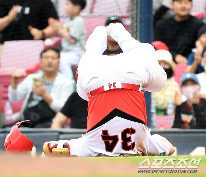 2023 KBO리그 KIA 타이거즈와 KT 위즈의 경기가 24일 광주기아챔피언스필드에서 열렸다. 7회말 KIA 최형우가 타격 후 1루로 향하는 과정에서 KT 박병호와 충돌한 뒤 넘어지고 있다. 광주=박재만 기자pjm@sportschosun.com/2023.09.24/