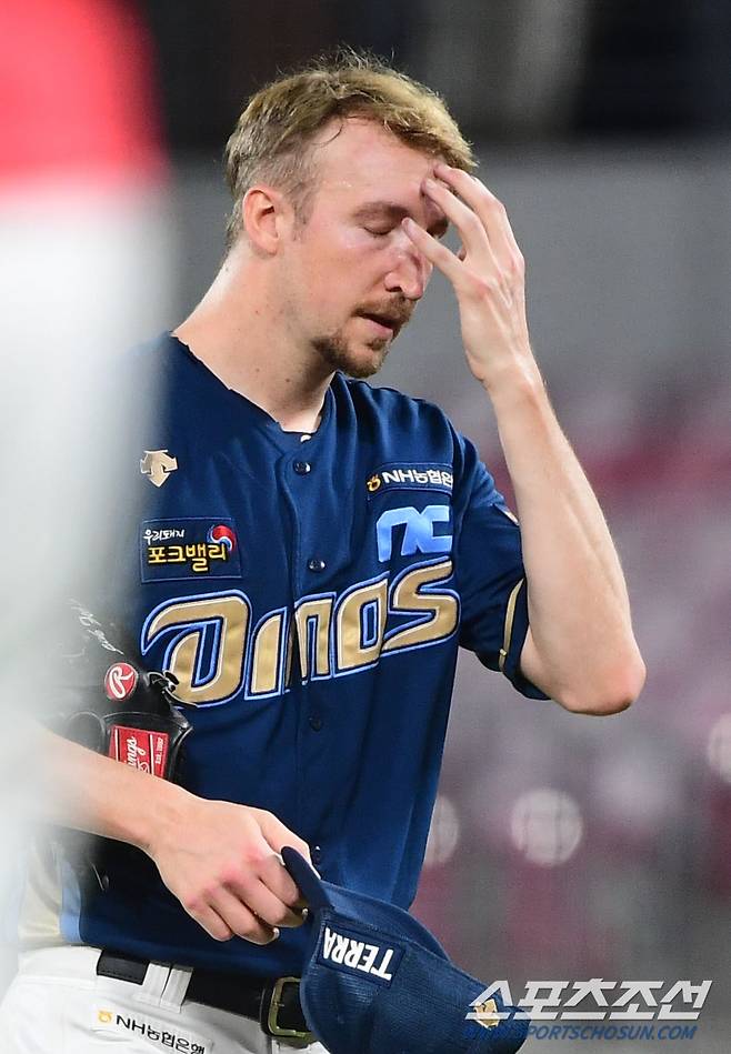 2023 KBO리그 KIA타이거즈와 NC다이노스의 경기가 31일 광주기아챔피언스필드에서 열렸다. NC 페디가 3회말 1사 만루에서 김선빈에게 동점 적시타를 내주고 있다.  광주=최문영 기자deer@sportschosun.com /2023.08.31/