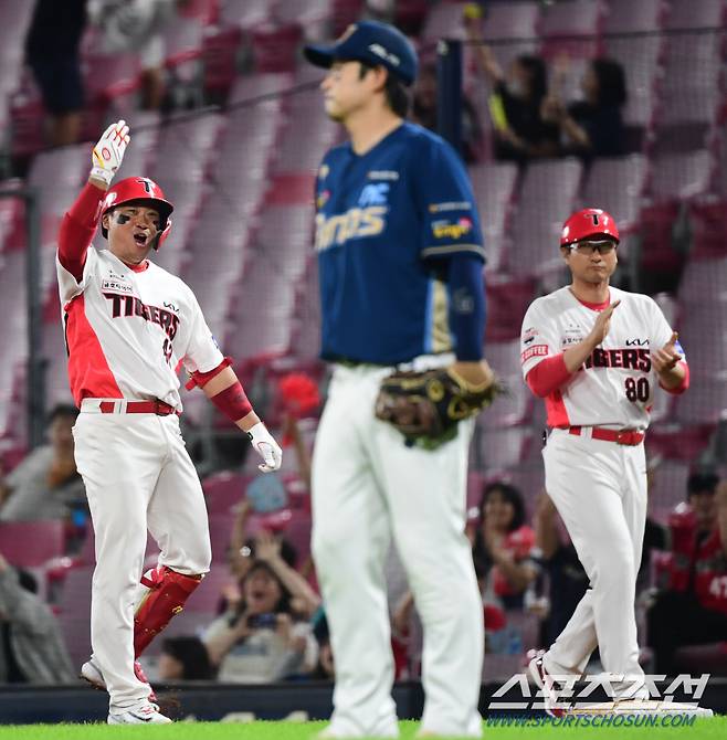 2023 KBO리그 KIA타이거즈와 NC다이노스의 경기가 31일 광주기아챔피언스필드에서 열렸다. KIA 김태군이 3회말 1사 만루에서 2타점 역전 적시타를 치고 있다.  광주=최문영 기자deer@sportschosun.com /2023.08.31/