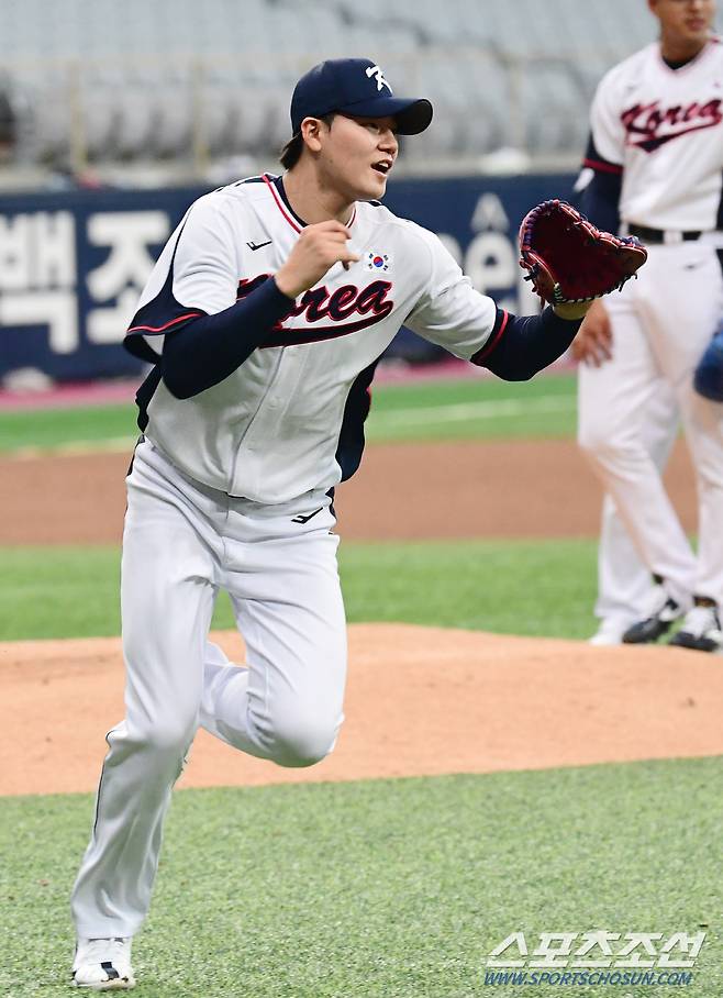 23일 고척돔에서 열린 2023 항저우 아시안게임 야구대표팀 소집 훈련, 투수조 장현석이 수비 훈련을 하고 있다. 고척=최문영 기자deer@sportschosun.com /2023.09.23/