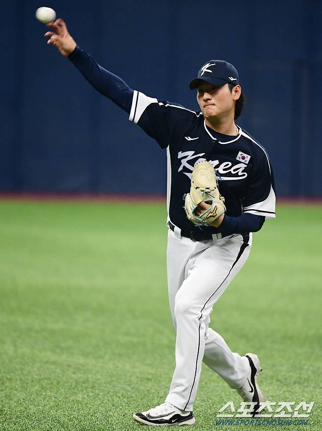 24일 고척돔에서 열린 항저우 아시안게임 야구대표팀 소집 훈련, 곽빈이 캐치볼 훈련을 하고 있다. 고척=최문영 기자deer@sportschosun.com /2023.09.24/