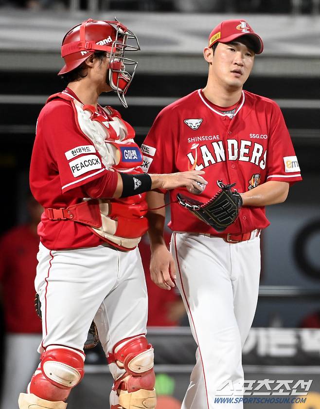 8일 수원KT위즈파크에서 열린 SSG와 KT의 경기, SSG 박종훈 이흥련 배터리가 5회말 2사 2루 KT 장성우에 적시타를 내주며 실점한 후 아쉬워하고 있다. 수원=허상욱 기자wook@sportschosun.com/2023.09.08/