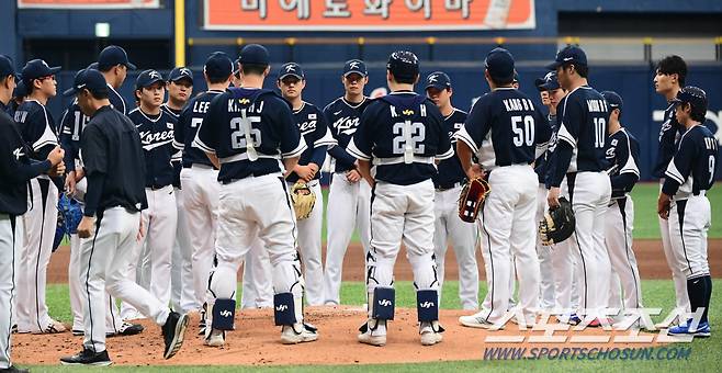24일 고척돔에서 열린 항저우 아시안게임 야구대표팀 소집 훈련, 투수와 야수조 선수들이 미팅을 갖고 있다. 고척=최문영 기자deer@sportschosun.com /2023.09.24/