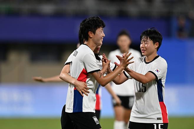 중국 윈저우스포츠센터/ 2023 항저우 아시안게임/ 아시안게임 여자대표팀/ 조별예선 2차전/ 한국 vs 필리핀 / 손화연/득점/손화연,천가람/환호/사진 홍석균
