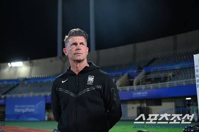 중국 윈저우스포츠센터/ 2023 항저우 아시안게임/ 아시안게임 여자대표팀/ 조별예선 2차전/ 한국 vs 필리핀 /콜린벨 감독/  사진 홍석균
