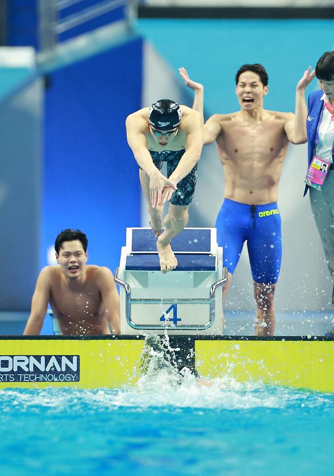황선우, 남자 800m 계영 결승 금빛 출발   <저작권자(c) 연합뉴스, 무단 전재-재배포 금지>
