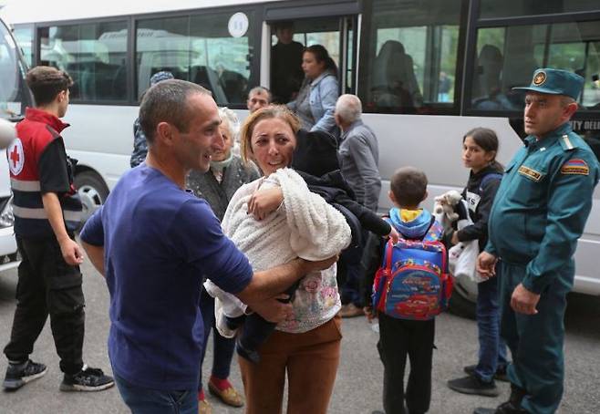 아제르바이잔 나고르노-카라바흐 지역에 살던 아르메니아계 난민들이 24일(현지시간) 아르메니아 고리스 마을에 있는 대피소에 도착하고 있다. [이미지출처=연합뉴스]