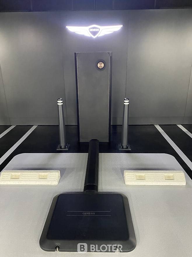 2022년 2월 현대차 모터스튜디오 고양 지하주차장 내 설치된 제네시스 전기차 무선충전기. 이 충전기도 25일 현재 철거된 것으로 나타났다. (사진=조재환 기자)