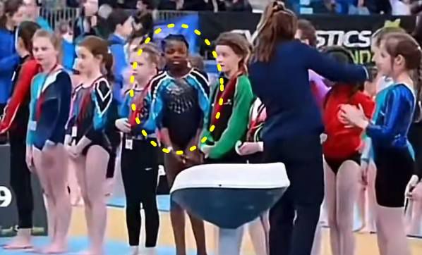 지난해 3월 아일랜드에서 열린 한 체조 대회 시상식에서 시상자가 흑인 선수에게만 메달을 걸어주지 않았다./소셜미디어