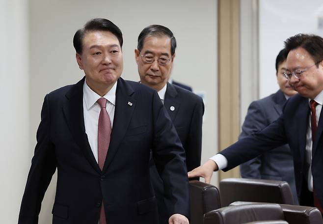 윤석열 대통령과 한덕수 국무총리가 25일 서울 용산 대통령실 청사에서 열린 국무회의에 입장하고 있다. 연합뉴스