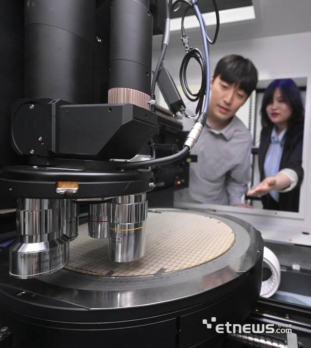 서울 금천구 펨트론에서 직원들이 8800 WIR 장비를 이용해 프레임드 웨이퍼를 검사하고 있다. 박지호기자 jihopress@etnews.com
