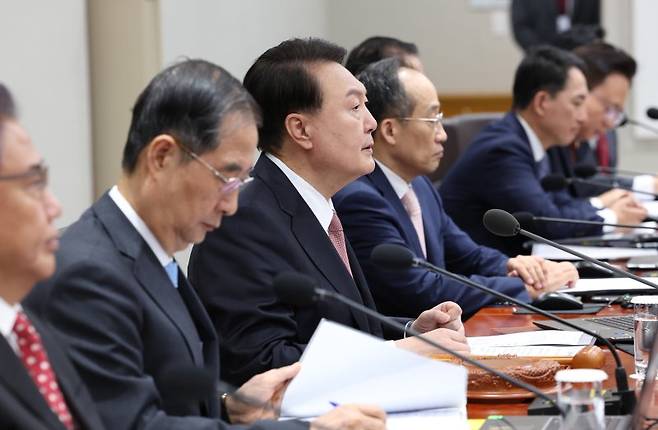 윤석열 대통령이 25일 서울 용산 대통령실 청사에서 열린 국무회의에서 발언하고 있다. 연합뉴스