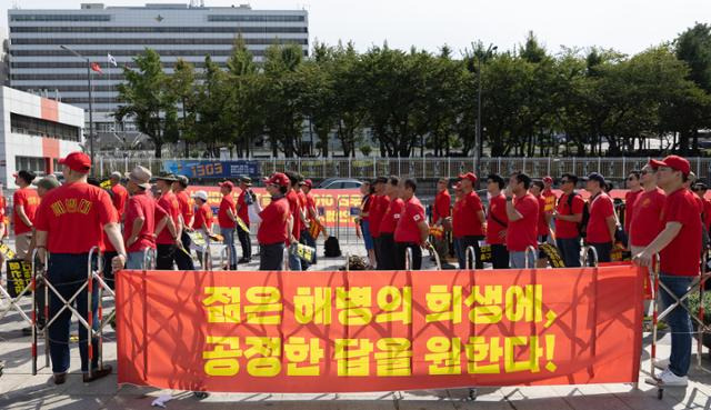 23일 서울 용산구 전쟁기념관 앞에서 열린 순직 해병 사건 진상규명 촉구 해병대 예비역 연대 1차 집회에서 참석자들이 플래카드와 손피켓을 들고 있다. 뉴스1