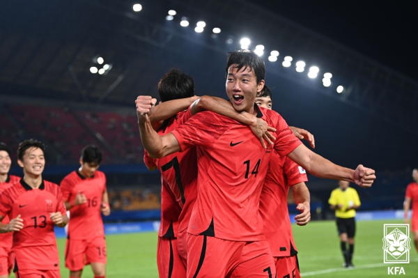 대한민국 아시안게임 축구대표팀 이한범이 24일 바레인과의 조별리그 최종전에서 골을 넣은 뒤 기뻐하고 있다. 사진=대한축구협회