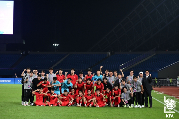 대한민국 아시안게임 축구대표팀 선수들이 24일 바레인과의 조별리그 최종전 승리로 3전 전승으로 16강에 진출한 뒤 기념 사진을 촬영하고 있다. 사진=대한축구협회