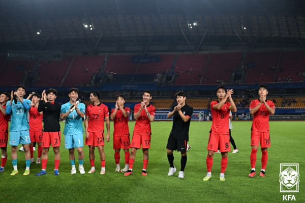 대한민국 아시안게임 축구대표팀 선수들이 24일 바레인과의 조별리그 최종전 승리로 3전 전승으로 16강에 진출한 뒤 팬들에게 인사하고 있다. 사진=대한축구협회