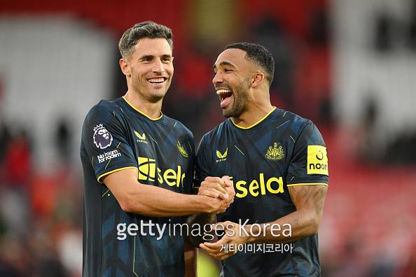 25일 브라몰 레인에서 열린 셰필드 유나이티드와 뉴캐슬 유나이티드의 경기. 뉴캐슬 파비안 셰어와 칼럼 윌슨이 대승을 거둔 뒤 웃고 있다. 사진=게티이미지