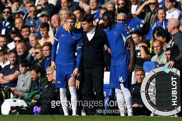 24일 스템포드 브맂시에서 열린 첼시와 애스턴 빌라의 경기. 마우리시오 포체티노 감독이 콜 팔머와 레슬리 우고추쿠를 투입하고 있다. 사진=게티이미지