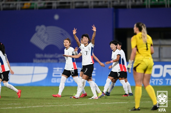 25일 중국 저장성의 원저우 스포츠센터 스타디움에서 열린 한국과 필리핀의 2022 항저우 AG 여자축구 조별리그 E조 2차전. 손화연이 해트트릭을 터뜨린 뒤 동료들과 환호하고 있다. 사진=대한축구협회