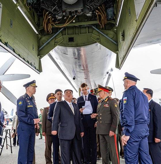 지난 16일(현지시간) 러시아 연해주 블라디보스토크 크네비치 비행장에서 세르게이 쇼이구 국방장관(오른쪽 둘째)의 설명을 들으며 전략폭격기의 핵탄두 장착 부분을 살펴보는 김정은 북한 국무위원장. 러시아 국방부