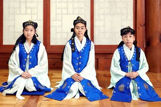 안수민·박리안 학생기자와 이예준 학생모델(왼쪽부터) 이 정명래 훈장에게 수업받기 전 의관을 정제하고 공수 자세로 바르게 앉았다.