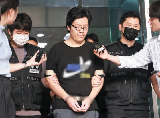 '신림동 등산로 성폭행 살인 사건' 피의자 최윤종 이 지난달 25일 오전 서울 관악경찰서에서 검찰로 송치되고 있다. 연합뉴스