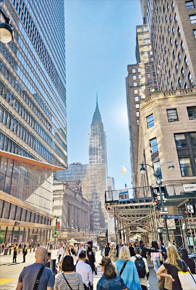 나스닥 등 주식시장 활황에 힘입어 미국의 연금 백만장자가 빠르게 늘고 있다. 확정기여형(DC) 퇴직연금인 401K 등을 통해 주식시장에 장기 투자한 결과라는 분석이 나온다. 지난 20일 뉴욕 그랜드센트럴터미널 앞 거리에서 은퇴자 등 여행객들이 관광을 즐기고 있다.  뉴욕=최만수 기자