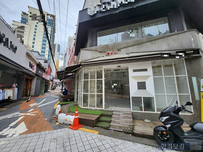 서울 서대문구 대현동 이화여자대학교 정문 앞 상가가 비어있다. 사진=이현주 기자