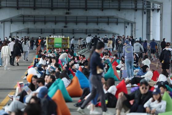 Citizens enjoy the Car-Free Jamsu Bridge Festival at Jamsu Bridge, Seocho District, southern Seoul. [YONHAP]