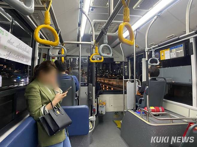 퇴근 길, 여의도에서 5713번을 타고 광흥창역으로 가는 길이다.