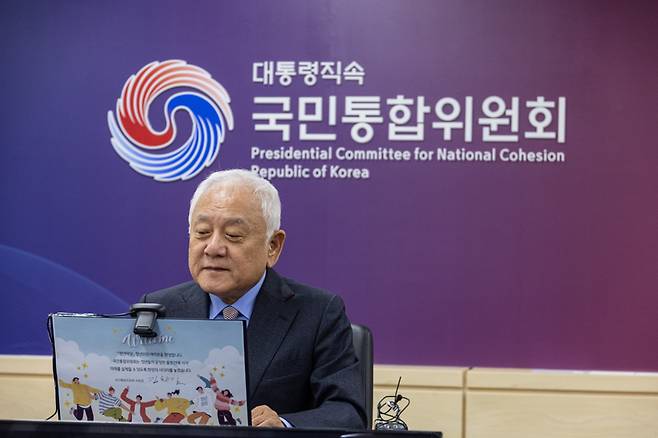 ▲ 김한길 국민통합위원장이 4월25일 오후 서울 종로구 정부서울청사에서 노트북을 활용해 메타버스(확장가상세계)에서 열린 국민통합위 '청년 마당 출범식'에 참여하고 있다. 청년 마당은 만 19~34세 청년 100명으로 구성된 청년 포럼으로 이날 온라인 가상공간에서 출범식을 가졌다. ⓒ 연합뉴스