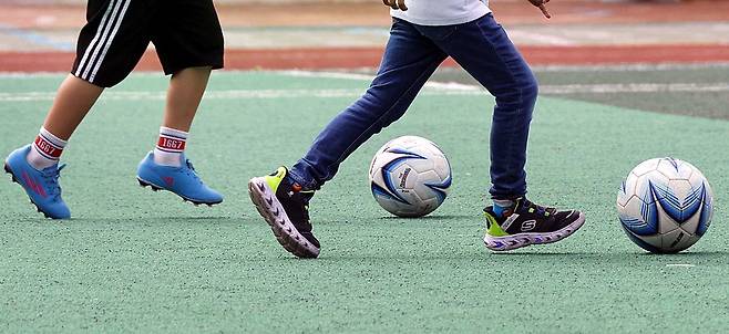 어린이들이 서울의 한 초등학교 운동장에서 열심히 축구를 연습하고 있습니다. 축구 꿈나무가 되길 바랍니다.  김호영 기자