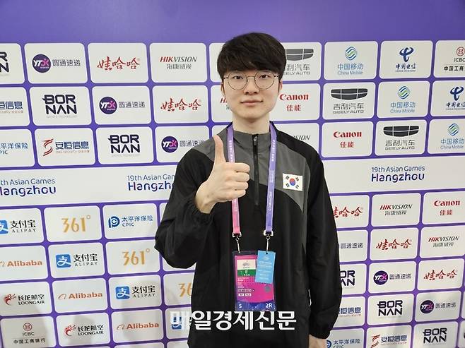25일 중국 항저우 e스포츠센터 공동취재구역(믹스트존)에서 만난 ‘페이커’ 이상혁. 김지한 기자