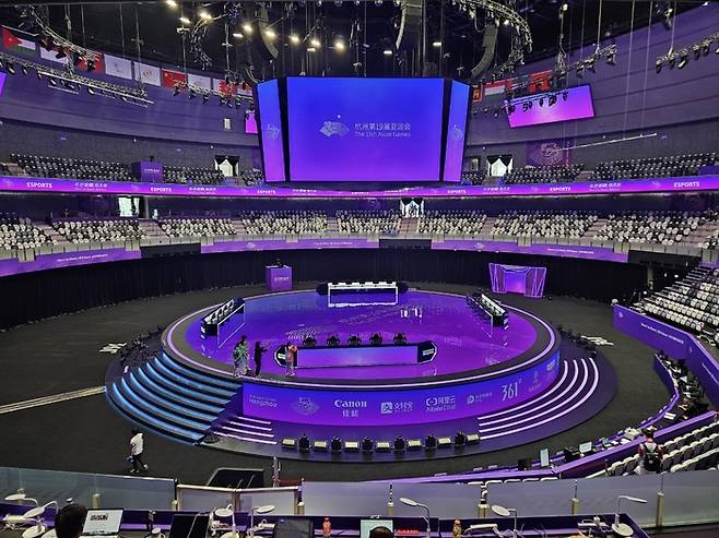 25일 항저우 아시안게임 e스포츠 경기가 열릴 항저우 e스포츠센터의 내부. 권투 링을 연상시키는 무대가 눈길을 끈다. [김지한 기자]