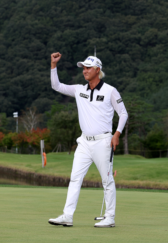 허인회가 2023 KPGA 코리안투어 제7회 iMBank 오픈 우승 후 기뻐하고 있다. 사진=한국프로골프협회 제공