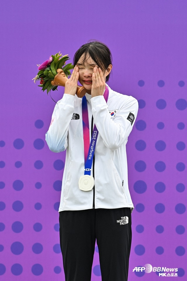 항저우에서 한국에 첫 메달을 안겨줬음에도 시상대에서 눈물을 흘린 근대5종 김선우. 사진(항저우 중국)=AFPBBNews=News1