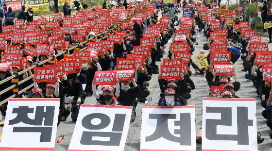 국토교통부가 25일 기존 생활숙박시설의 숙박업 신고 계도기간을 부여하고 연착륙을 유도하는 대책을 내놨다. 내년 말까지 숙박업 신고가 어려운 소유자를 고려,해 충분한 신고기간 부여와 제도 개선을 추진한다./사진=뉴시스