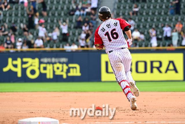 7회말 오지환에 이어 백투백 홈런을 친 김민성이 그라운드를 돌고 있다 / 잠실 = 유진형 기자 zolong@mydaily.co.kr